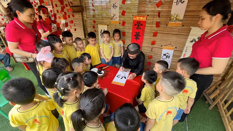 Trẻ 5 tuổi trải nghiệm và xem "thầy đồ" viết thư pháp. Trẻ 5 tuổi trải nghiệm và xem "thầy đồ" viết thư pháp.