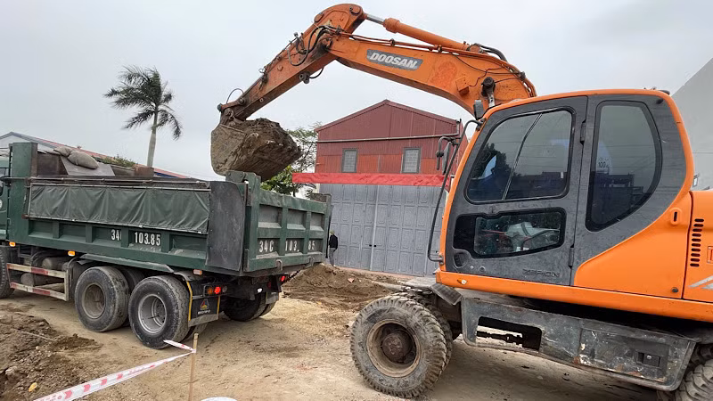 Thi công xây dựng đường gom quốc lộ 5A thuộc địa bàn huyện Bình Giang, tỉnh Hải Dương. (Ảnh minh họa)