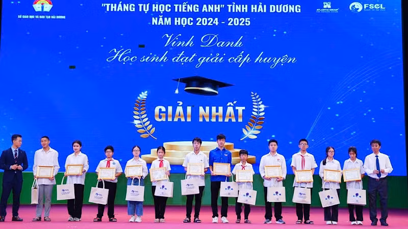 Ban tổ chức vinh danh học sinh đạt giải nhất cấp huyện trong Tháng tự học tiếng Anh.