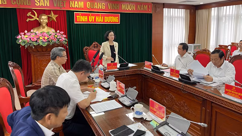 Đồng chí Trương Thị Mai, Thường trực Ban Bí thư phát biểu giao nhiệm vụ cho Ban Thường vụ Tỉnh ủy Hải Dương.
