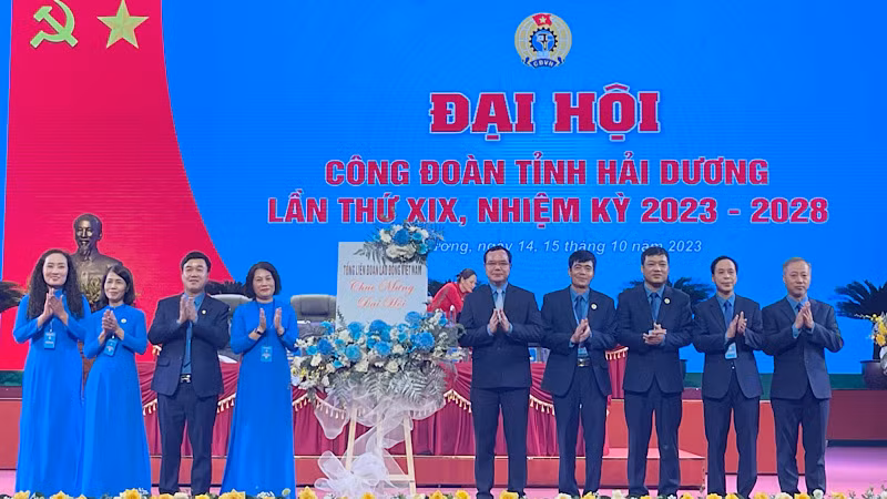 Đồng chí Nguyễn Đình Khang, Chủ tịch Liên đoàn Lao động Việt Nam tặng hoa chúc mừng Đại hội. Đồng chí Nguyễn Đình Khang, Chủ tịch Liên đoàn Lao động Việt Nam tặng hoa chúc mừng Đại hội.