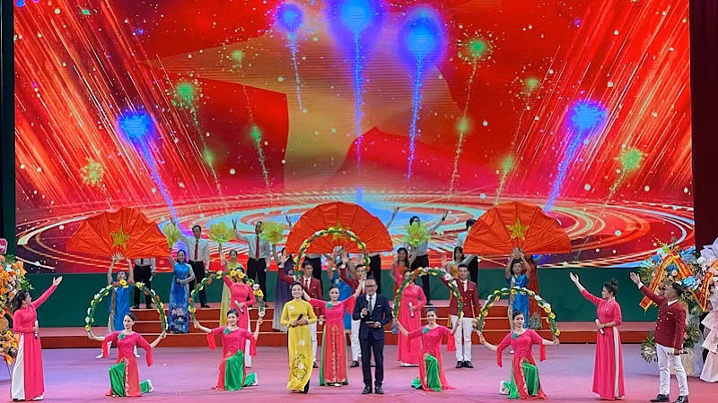 Tiết mục văn nghệ của cán bộ Sở Tài nguyên và Môi trường chào mừng ngày thành lập ngành.