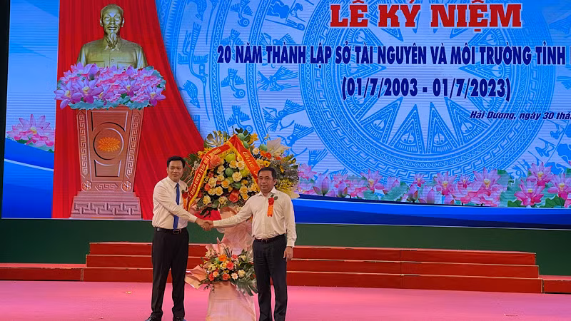 Bí thư Tỉnh ủy Hải Dương Trần Đức Thắng tặng hoa chúc mừng ngành Tài nguyên và Môi trường tỉnh.