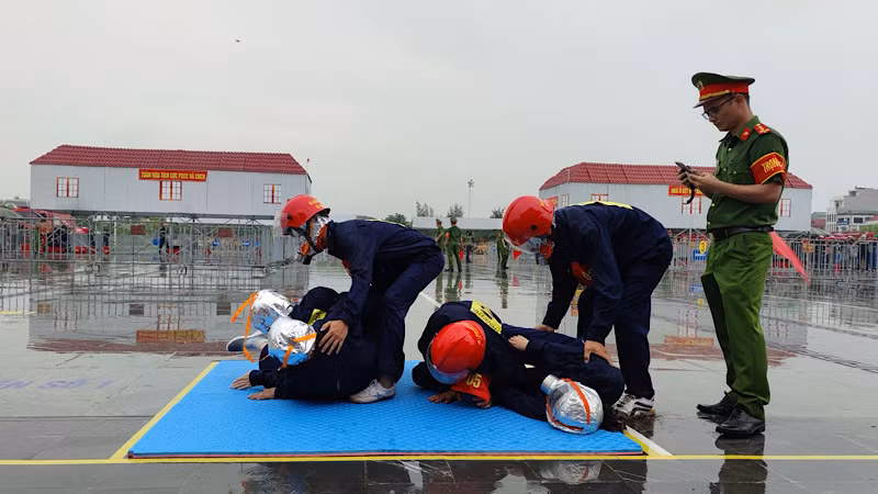 Phần thi cứu người bị nạn trong đám cháy. Phần thi cứu người bị nạn trong đám cháy.