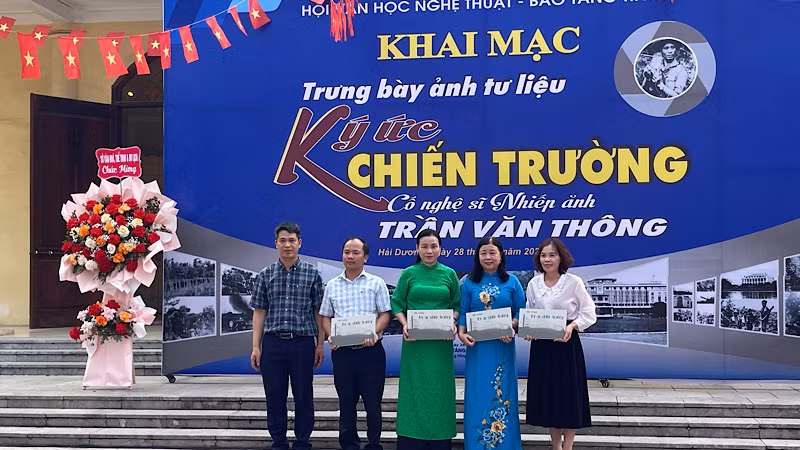 Đại diện gia đình cố nghệ sỹ nhiếp ảnh Trần Văn Thông trao tặng một số cơ sở văn hóa, trường học tập ảnh tư liệu "ký ức chiến trường". Đại diện gia đình cố nghệ sỹ nhiếp ảnh Trần Văn Thông trao tặng một số cơ sở văn hóa, trường học tập ảnh tư liệu "ký ức chiến trường".