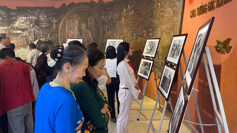 Đông đảo người dân Hải Dương tới xem bộ ảnh tư liệu về chiến trường xưa. Đông đảo người dân Hải Dương tới xem bộ ảnh tư liệu về chiến trường xưa.