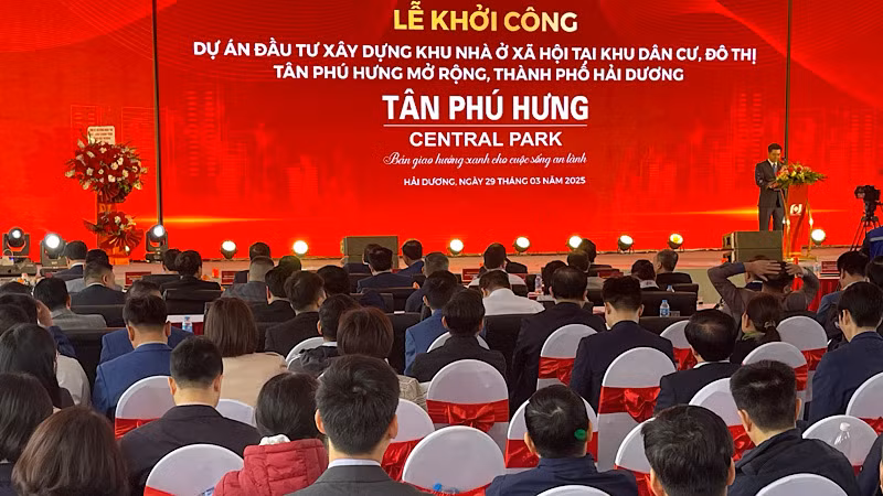 Các đại biểu và đông đảo người dân quan tâm, tham dự Lễ khởi công xây dựng khu nhà ở xã hội ở đô thị Tân Phú Hưng, thành phố Hải Dương.