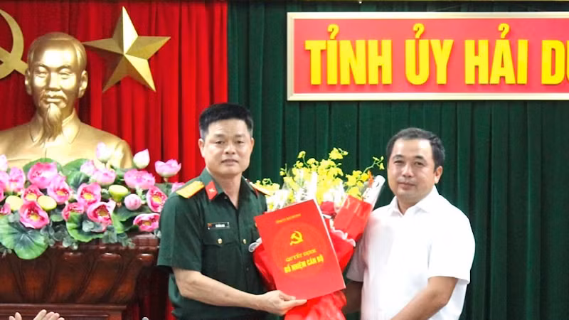Bí thư Tỉnh ủy Hải Dương Trần Đức Thắng tặng hoa chúc mừng Đại tá Vũ Hồng Anh.