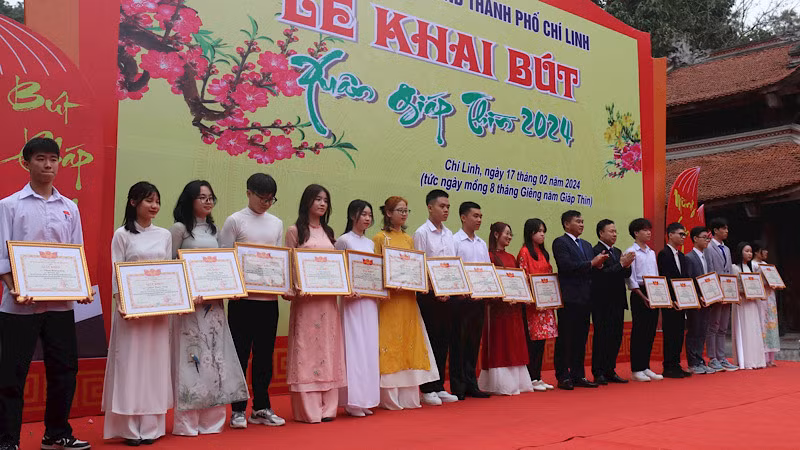 Khen thưởng các em học sinh, sinh viên có thành tích xuất sắc trong học tập. Khen thưởng các em học sinh, sinh viên có thành tích xuất sắc trong học tập.