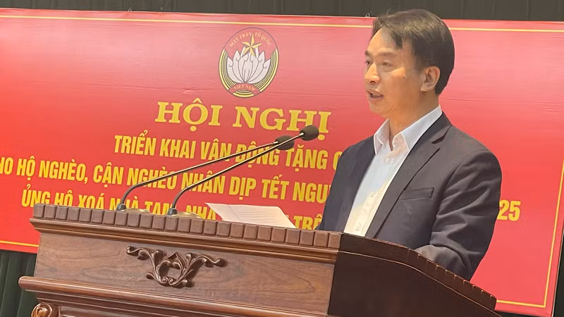 Chủ tịch Ủy ban Mặt trận Tổ quốc tỉnh Hải Dương Nguyễn Đức Tuấn phát biểu tại buổi vận động hộ quà Tết cho hộ nghèo và xóa nhà tạm trên địa bàn.