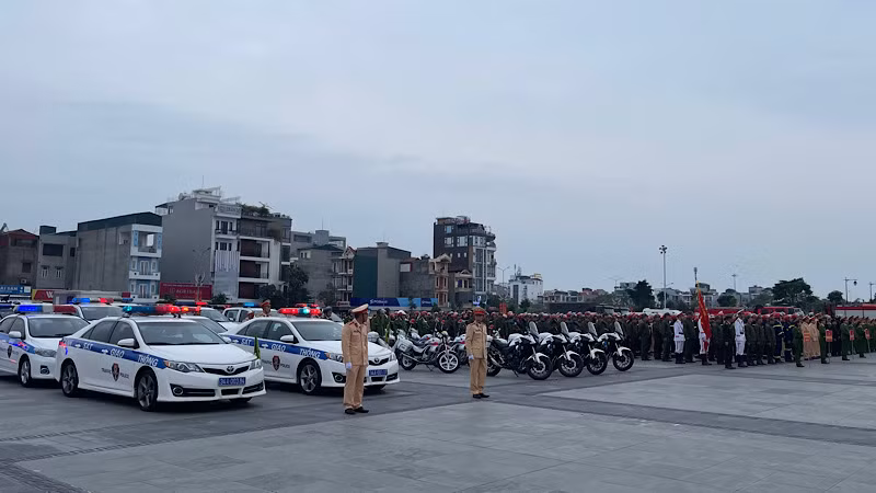 Hơn 900 cán bộ, chiến sĩ Công an tỉnh cùng thành viên lực lượng tham gia bảo vệ an ninh, trật tự ở cơ sở dự lễ ra quân. Hơn 900 cán bộ, chiến sĩ Công an tỉnh cùng thành viên lực lượng tham gia bảo vệ an ninh, trật tự ở cơ sở dự lễ ra quân.