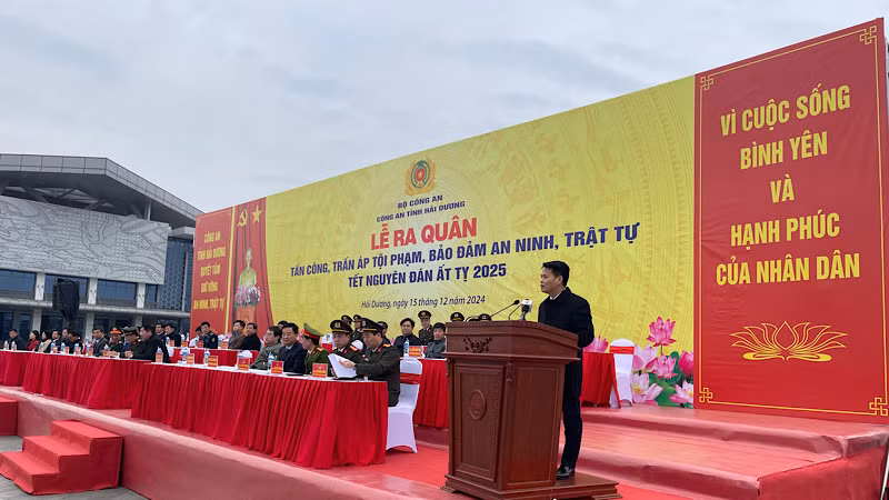 Đồng chí Lê Ngọc Châu, Chủ tịch Ủy ban nhân dân tỉnh Hải Dương phát biểu giao nhiệm vụ cho lực lượng Công an tỉnh tại lễ ra quân tấn công, trấn áp tội phạm.