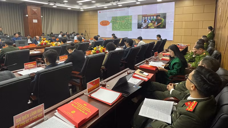 Các đại biểu xem phóng sự về tình hình an ninh trật tự trên địa bàn.