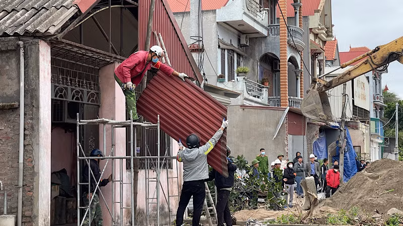 Tháo dỡ công trình xây dựng của gia đình ông Vũ Xuân Hiền trong hành lang Quốc lộ 5.