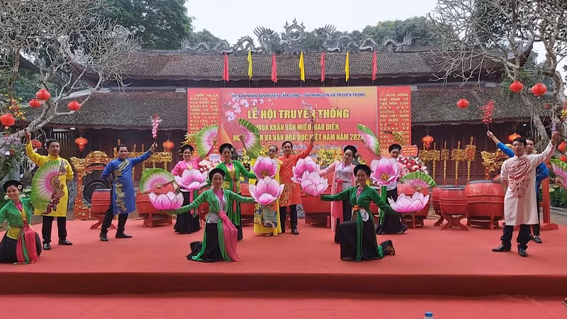 Chương trình nghệ thuật tại Lễ hội truyền thống Văn miếu Mao Điền.