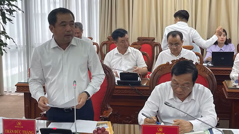Bí thư Tỉnh ủy Hải Dương Trần Đức Thắng báo cáo việc thực hiện Nghị quyết Hội nghị Trung ương 11 khóa XIII gắn với việc xây dựng, hoàn thiện văn kiện, công tác nhân sự tại Tỉnh ủy Hải Dương. Bí thư Tỉnh ủy Hải Dương Trần Đức Thắng báo cáo việc thực hiện Nghị quyết Hội nghị Trung ương 11 khóa XIII gắn với việc xây dựng, hoàn thiện văn kiện, công tác nhân sự tại Tỉnh ủy Hải Dương.
