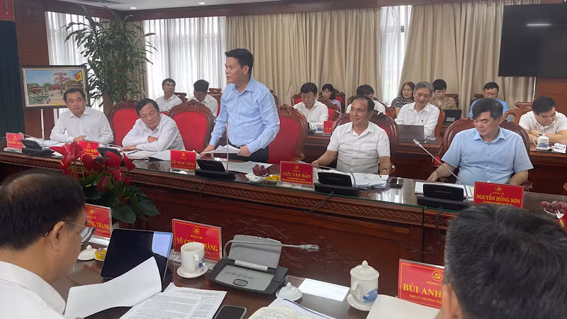 Chủ tịch Ủy ban nhân dân tỉnh Hải Dương báo cáo với Đoàn công tác tình hình thực hiện nhiệm vụ phát triển kinh tế-xã hội và thực hiện Nghị quyết Hội nghị Trung ương 11 khóa XIII. Chủ tịch Ủy ban nhân dân tỉnh Hải Dương báo cáo với Đoàn công tác tình hình thực hiện nhiệm vụ phát triển kinh tế-xã hội và thực hiện Nghị quyết Hội nghị Trung ương 11 khóa XIII.