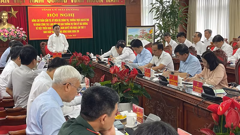 Đồng chí Trần Cẩm Tú, Ủy viên Bộ Chính trị, Thường trực Ban Bí thư và Đoàn công tác làm việc với Ban Thường vụ Tỉnh ủy Hải Dương.