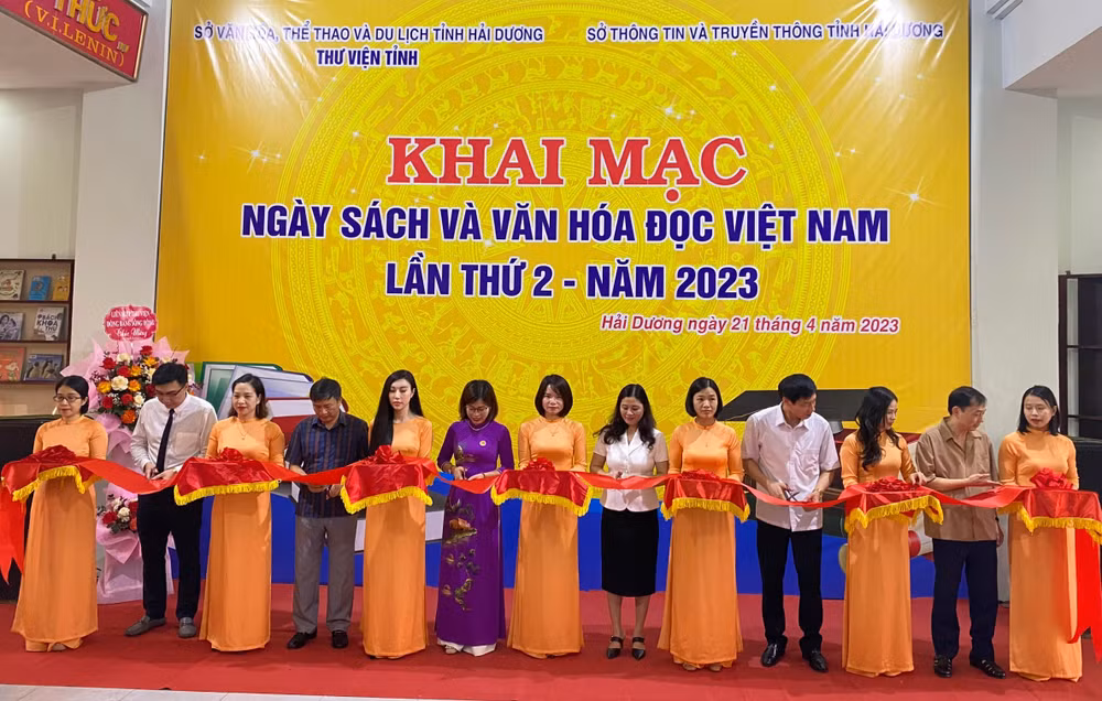 Cắt băng khai mạc Ngày Sách và Văn hóa đọc Việt Nam.