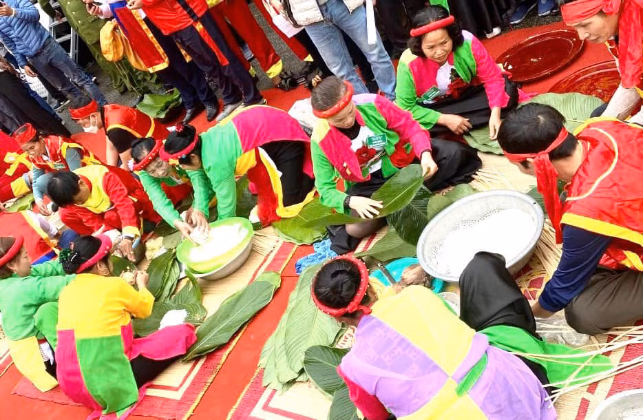 Các đoàn thực hiện phần thi gói bánh chưng.