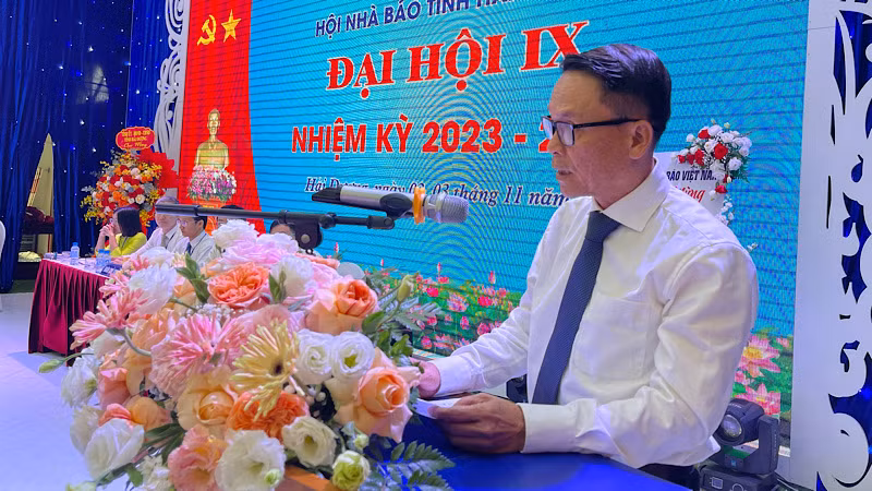 Đồng chí Nguyễn Đức Lợi, Phó Chủ tịch thường trực Hội Nhà báo Việt Nam phát biểu tại Đại hội.