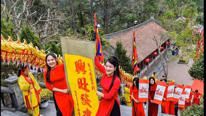 Rước chữ trình thầy Chu Văn An tại Lễ khai bút đầu xuân.