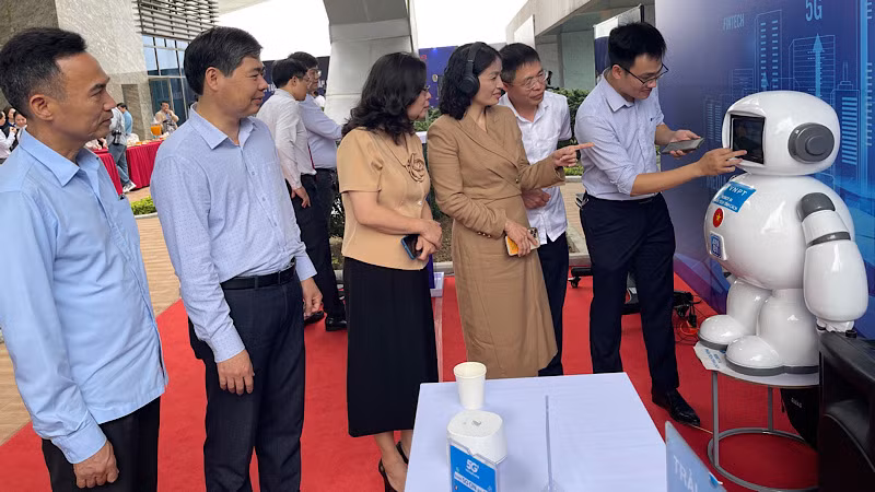 VNPT giới thiệu robot AI trợ lý ảo.