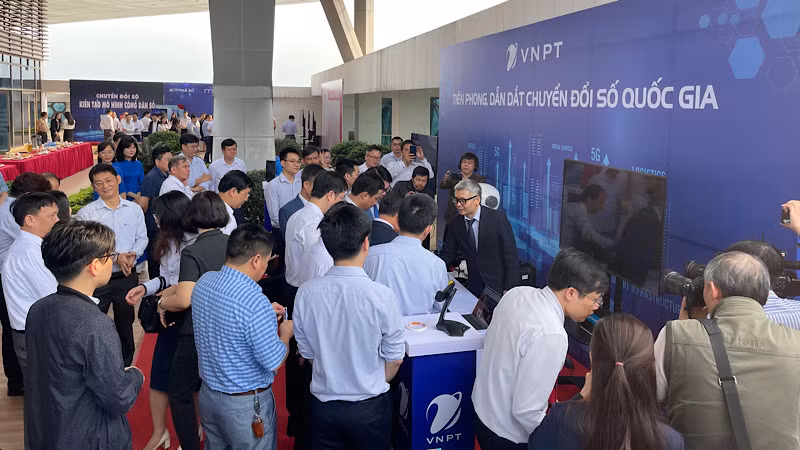 Các đại biểu tham quan không gian giới thiệu sản phẩm chuyển đổi số của các tập đoàn lớn.