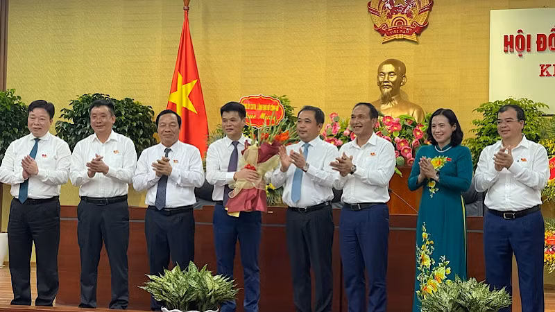 Lãnh đạo tỉnh Hải Dương chúc mừng đồng chí Lê Ngọc Châu được bầu giữ chức Chủ tịch Ủy ban nhân dân tỉnh Hải Dương. Lãnh đạo tỉnh Hải Dương chúc mừng đồng chí Lê Ngọc Châu được bầu giữ chức Chủ tịch Ủy ban nhân dân tỉnh Hải Dương.