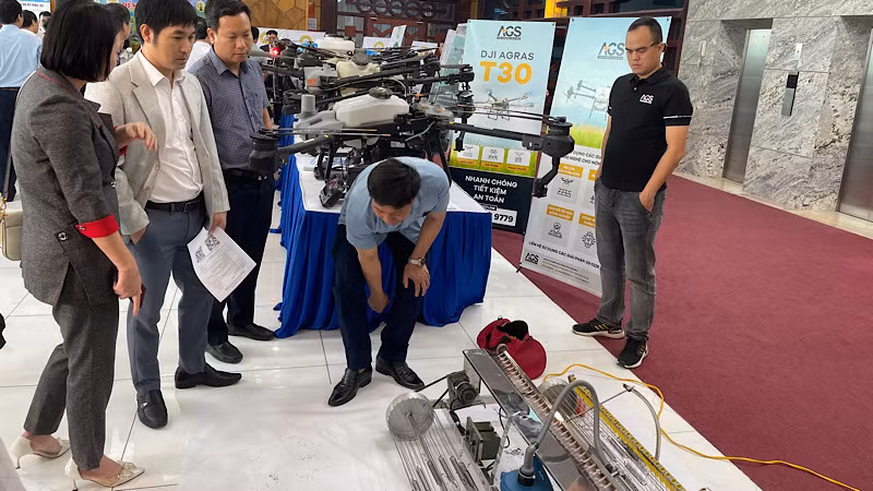 Các đại biểu tham quan các mô hình máy nông cụ của tỉnh Hải Dương.
