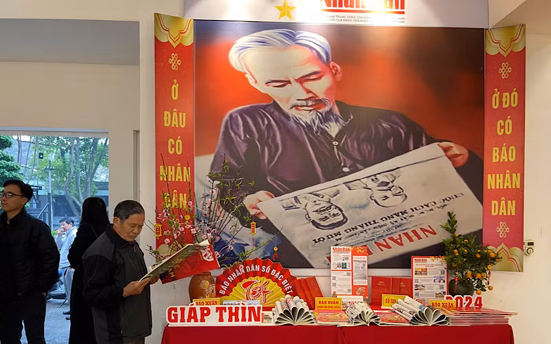 Gian hàng Báo Nhân Dân được thiết kế trình bày đẹp mắt được độc giả và đồng nghiệp đánh giá cao. Gian hàng Báo Nhân Dân được thiết kế trình bày đẹp mắt được độc giả và đồng nghiệp đánh giá cao.