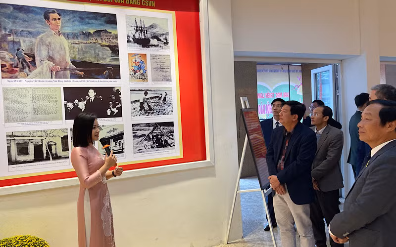 Gian trưng bày ảnh tư liệu lịch sử thu hút sự quan tâm của đông đảo cán bộ và nhân dân. Gian trưng bày ảnh tư liệu lịch sử thu hút sự quan tâm của đông đảo cán bộ và nhân dân.