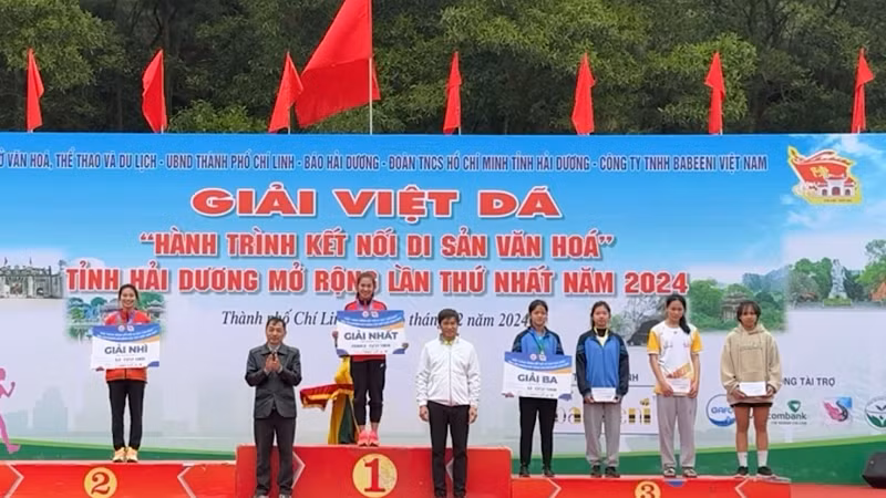 Ban tổ chức trao giải các vận động viên có thành tích xuất sắc ở cự ly 10km.
