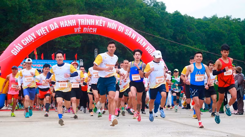 Các vận động viên tranh tài cự ly 5km.
