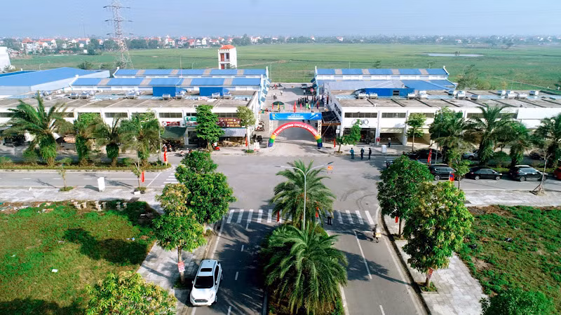 Toàn cảnh khu vực chợ mới Phú Lộc với cổng chợ rộng rãi, hai bên là hai dãy ki-ốt.