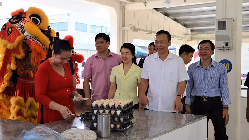 Một hộ kinh doanh thực phẩm vui vẻ vào chợ mới bán hàng.
