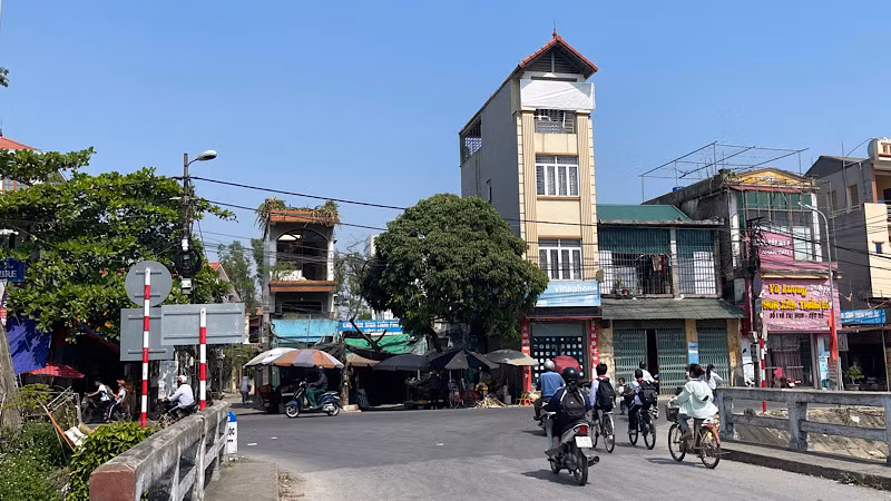 Cổng chợ Phú Lộc cũ (đối diện với cầu Phú Lộc) nhỏ bé và rất thiếu ánh sáng nằm sát lòng đường tỉnh lộ 394 rất dễ xảy ra va chạm giao thông.