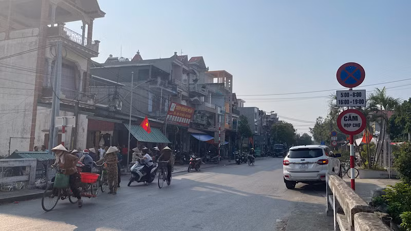 Khu vực cầu Phú Lộc có nhiều biển báo cấm họp chợ nhưng nhiều bà con vẫn không chấp hành, và chỉ bỏ đi khi xuất hiện lực lượng chức năng.
