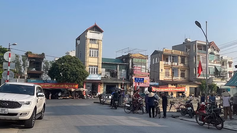 Cần sớm giải tỏa chợ Phú Lộc cũ và xóa bỏ điểm đen về tai nạn giao thông ngay trước cổng chợ.