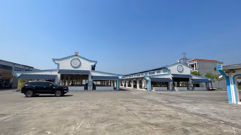 Chợ mới Phú Lộc được xây dựng khang trang, rộng rãi với 180 gian hàng có mái che.