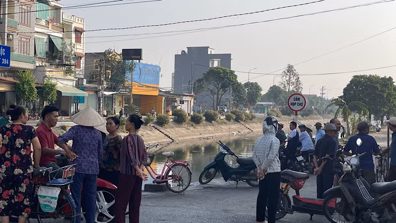 Bà con tiểu thương tụ tập chung quanh cầu Phú Lộc, nơi cấm họp chợ gây cản trở giao thông.