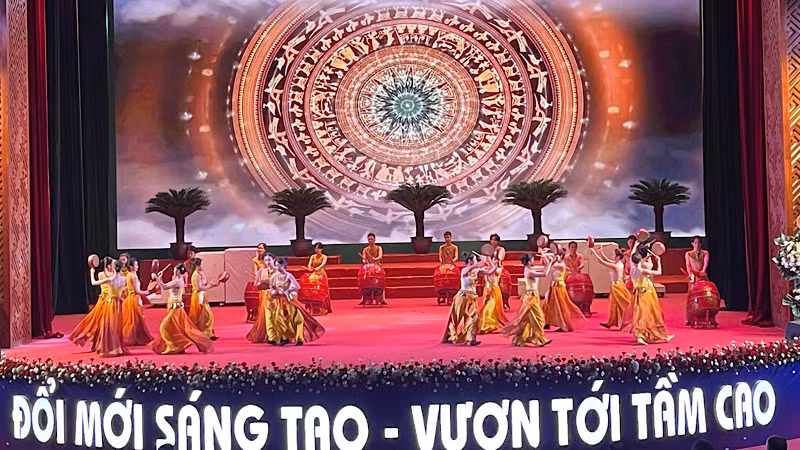 Tiết mục văn nghệ chào mừng Đại hội Hội Doanh nghiệp trẻ.