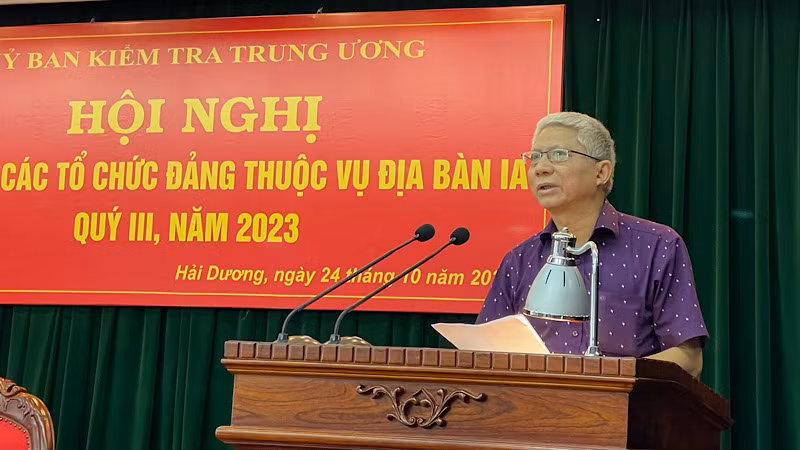 Đồng chí Cao Văn Thống, Ủy viên Ủy ban Kiểm tra Trung ương nêu ý kiến tại Hội nghị.