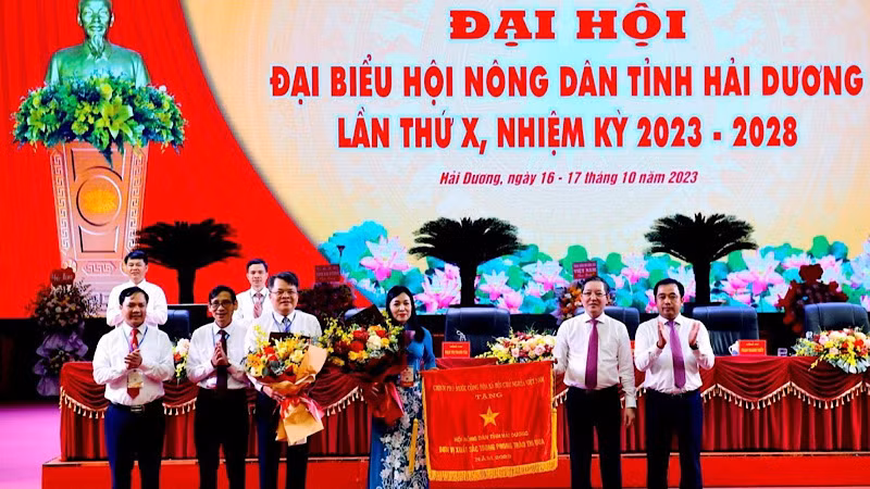 Hội Nông dân tỉnh Hải Dương vinh dự đón nhận Cờ thi đua của Thủ tướng Chính phủ tặng. Hội Nông dân tỉnh Hải Dương vinh dự đón nhận Cờ thi đua của Thủ tướng Chính phủ tặng.