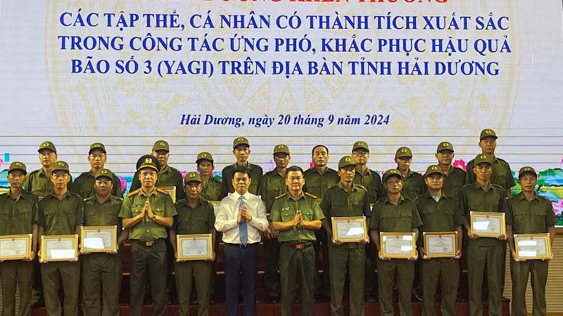 Tuyên dương khen thưởng 22 cá nhân thuộc lực lượng tham gia bảo vệ an ninh trật tự ở cơ sở.