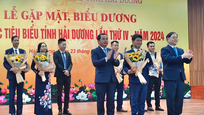 Lãnh đạo tỉnh Hải Dương vinh danh các trí thức tiêu biểu.