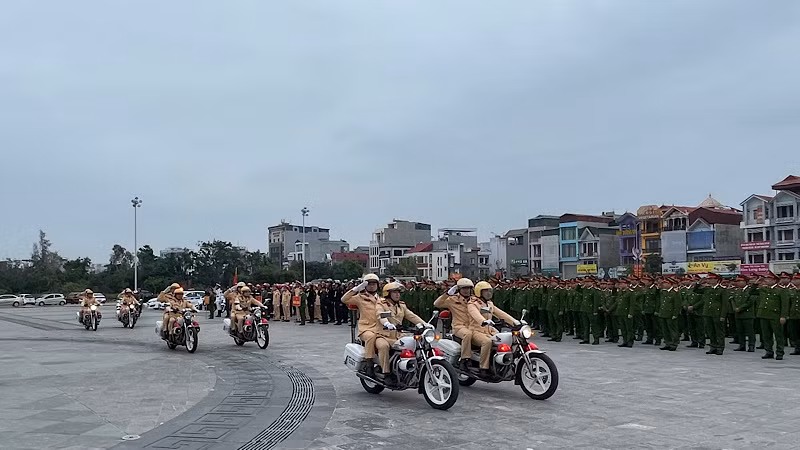 Lực lượng cảnh sát giao luôn sẵn sàng bảo đảm an ninh, trật tự xã hội. Lực lượng cảnh sát giao luôn sẵn sàng bảo đảm an ninh, trật tự xã hội.