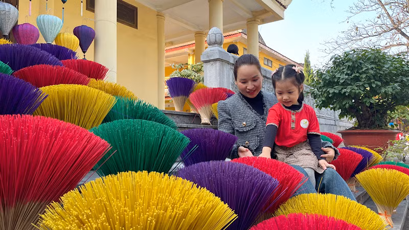 Trải nghiệm khu vực làng nghề làm hương.