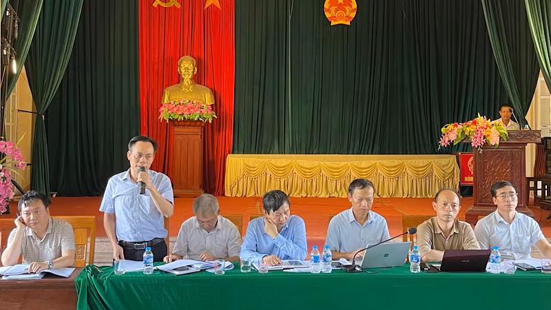 Đại diện ngành điện trả lời khúc mắc của các hộ dân.