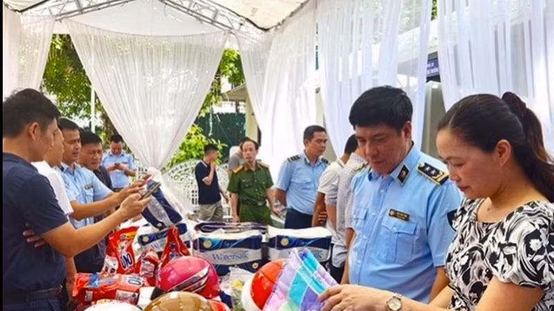 Nhiều mặt hàng giả, hàng thật được trưng bày tại trụ sở Cục quản lý thị trường để mọi người đối chứng, phân biệt.
